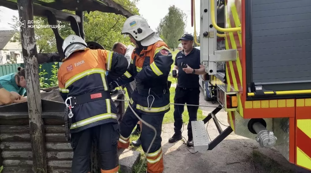 На Житомирщині рятувальники ДСНС дістали чоловіка з глибокого колодязю. ФОТО
