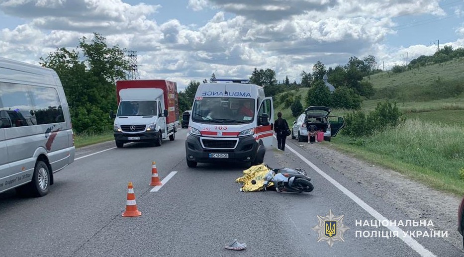 На Львівщині легковик на трасі збив скутеристку, яка загинула на місція ДТП. ФОТО