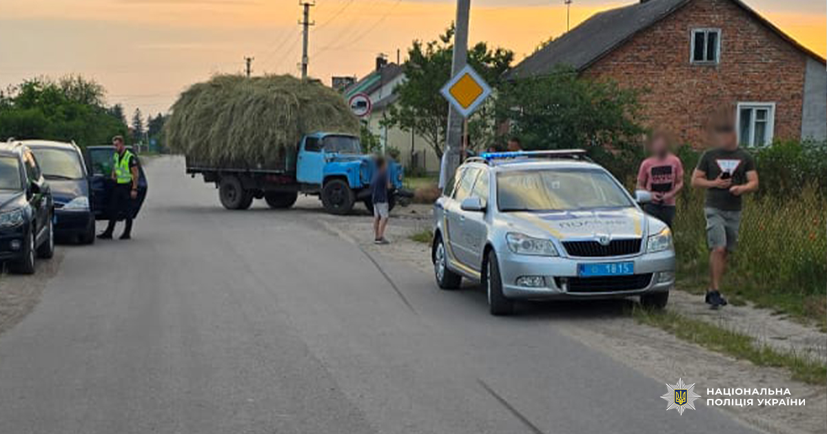 На Львівщині внаслідок зіткнення з вантажівкою потрапив до лікарні неповнолітній мотоцикліст. ФОТО