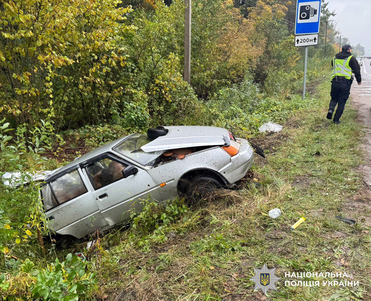 На Житомирщині внаслідок зіткнення бусика та легковика потрапили до лікарні 4-ро людей. ФОТО