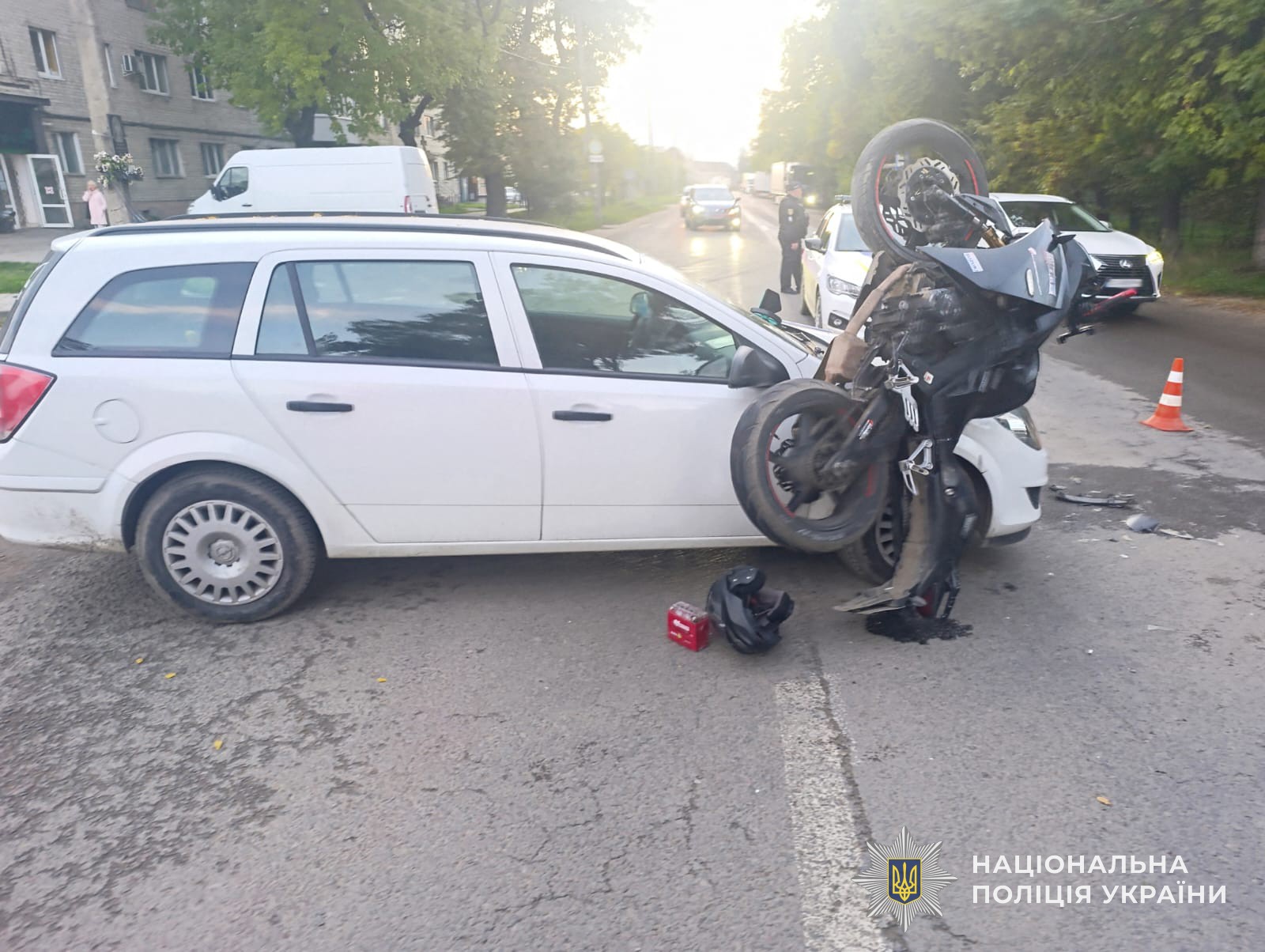 На Львівщині внаслідок зіткнення з легковиком постраждали 18-річні водій та пасажир мотоциклу. ФОТО