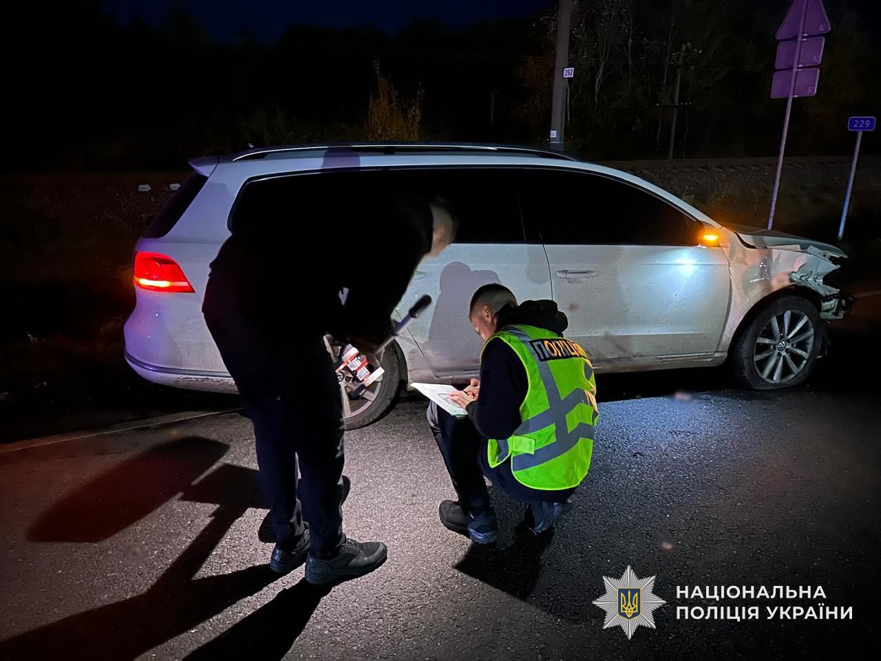На Закарпатті легковик під кермуванням юнака виїхав на зустрічну та вбив 35-річного мотоцикліста. ФОТО
