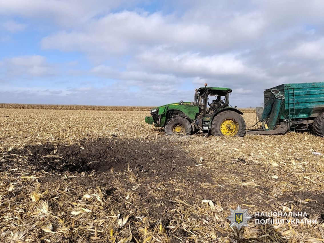 На Чернігівщині ворожий БпЛА, що лежав у полі, несподівано вибухнув та вбив двох людей. ФОТО