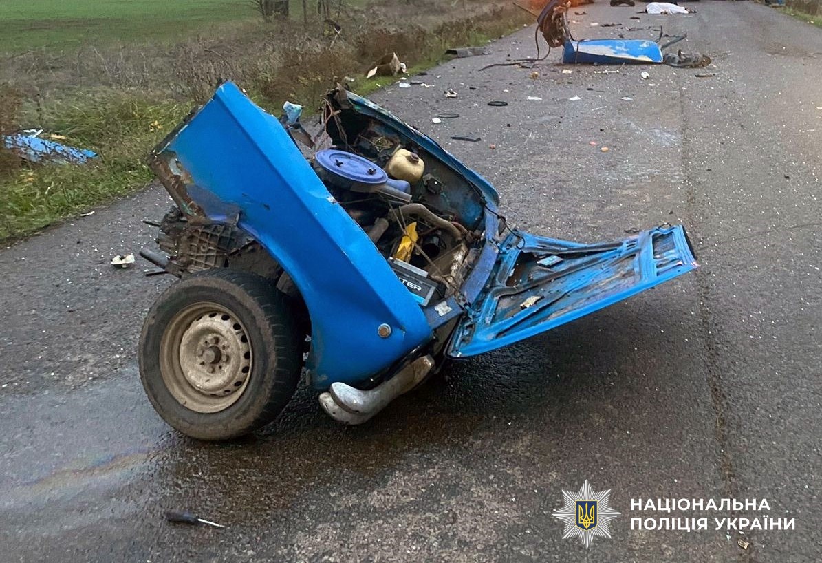 На Херсонщині внаслідок ДТП одну з автівок розірвало на шматки: троє людей загинули, один у лікарні. ФОТО