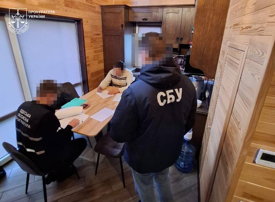 На Одещині повідомлено про підозру у контрабанді деревини трьом особам – до схеми причетний депутат