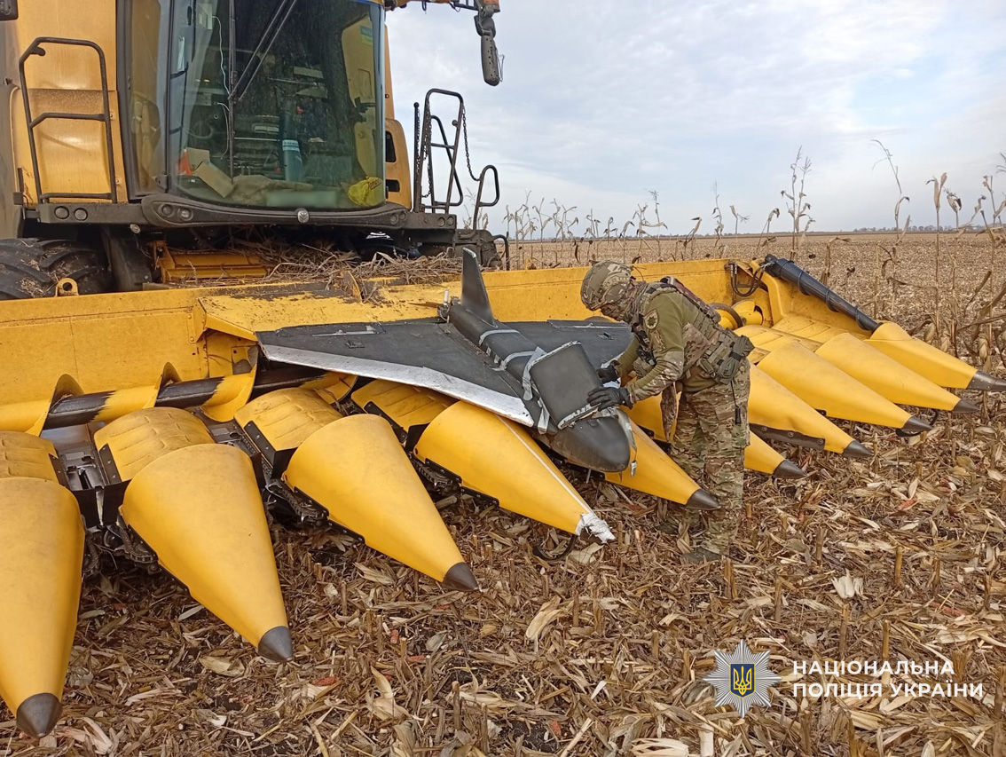 На Чернігівщині збитий БпЛА, що не вибухнув, впав точнісінько на жатку комбайну. ФОТО
