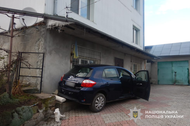 На Тернопільщині літній чоловік жахливо загинув під колесами власного автомобіля, - поліція