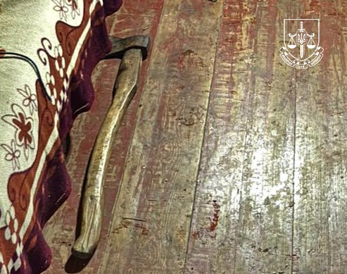 На Полтавщині затримано нелюда, який руками та сокирою нещадно побив власну матір