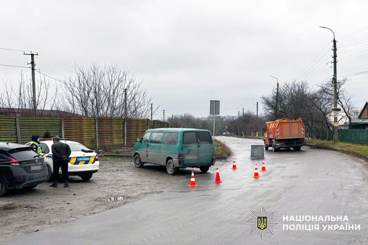 У Хмельницькому мікроавтобус скоїв наїзд на літнього чоловіка, який потрапив до лікарні