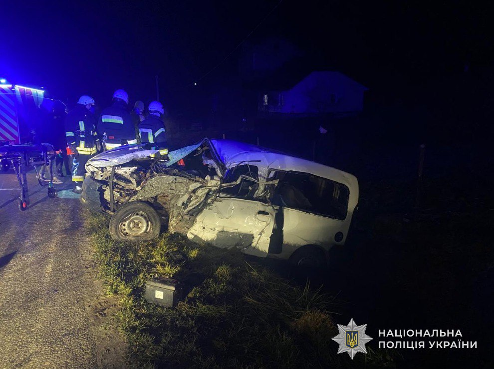 На Львівщині внаслідок зіткнення мінівену та автобусу загинув один із водіїв