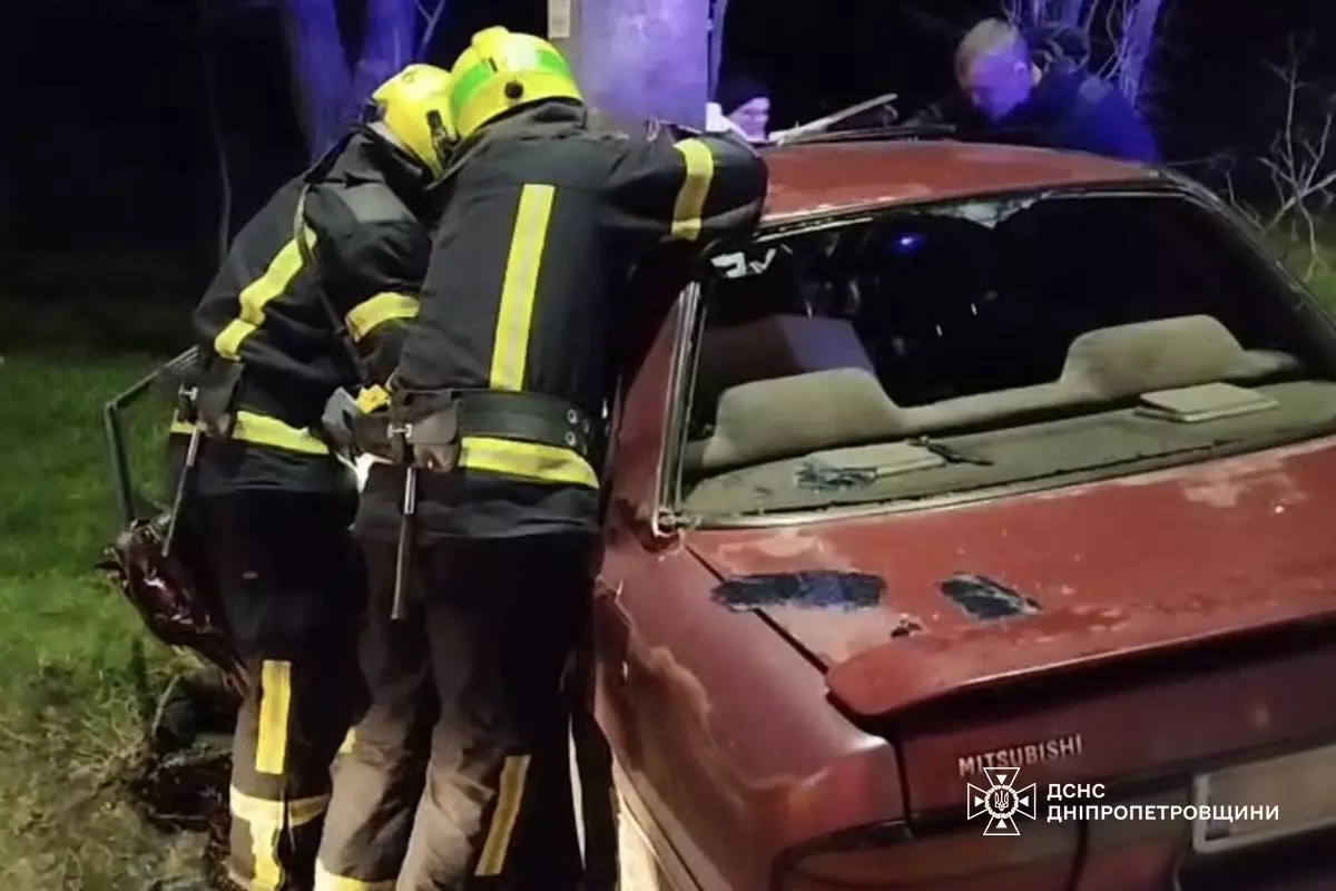На Дніпропетровщині рятувальники вивільнили пораненого водія з потрощеної у ДТП автівки