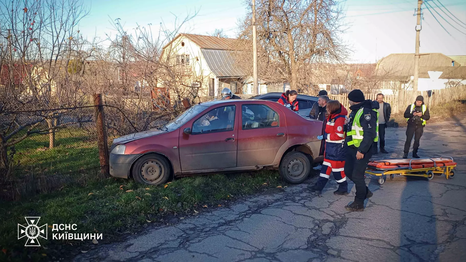 На Київщині внаслідок ДТП пораненого водія одного з автомобілів затисло у салоні, - ДСНС
