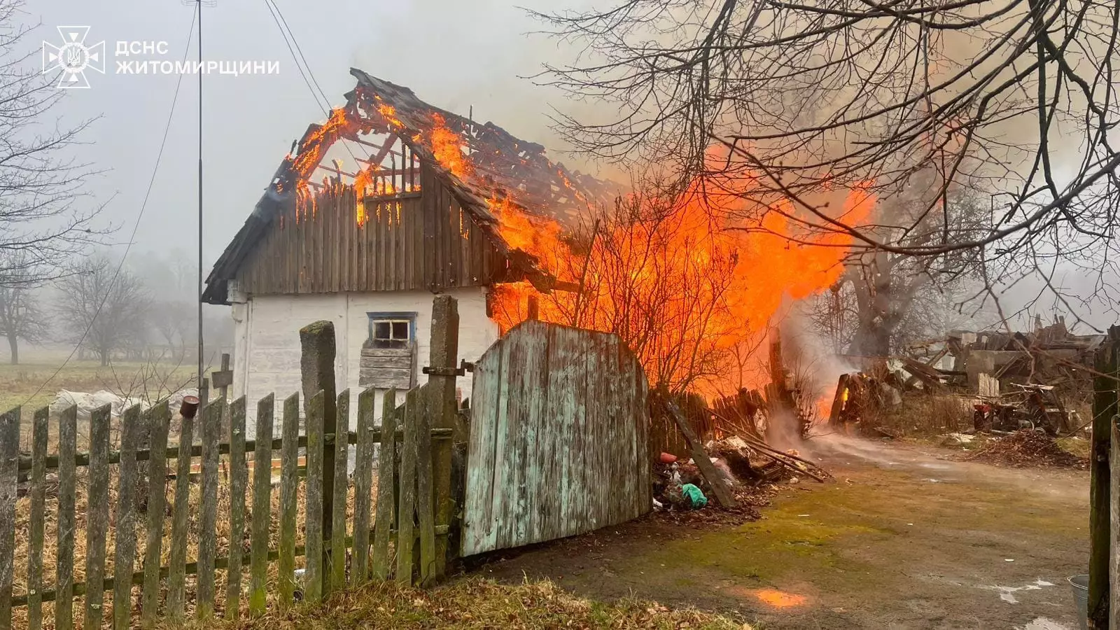 У селі на Житомирщині палав дах дерев’яного будинку: у вогні загинула людина. ФОТО
