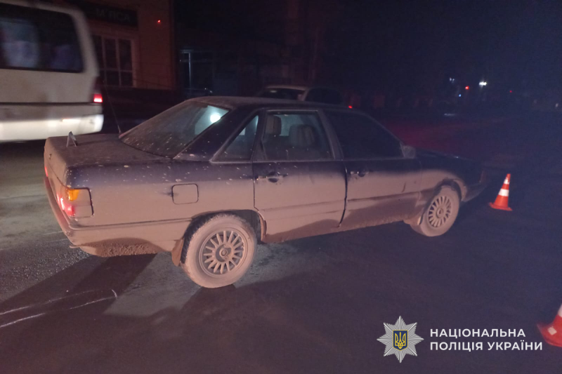 На Тернопільщині необачна літня жінка потапила під автомобіль та до лікарні, - поліція