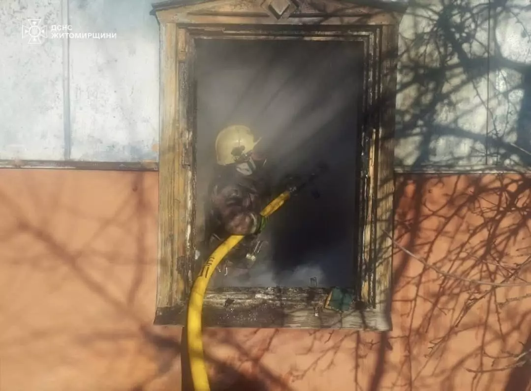 На Житомирщині вогнеборці у задимленому будинку натрапили на тіло людини, - ДСНС
