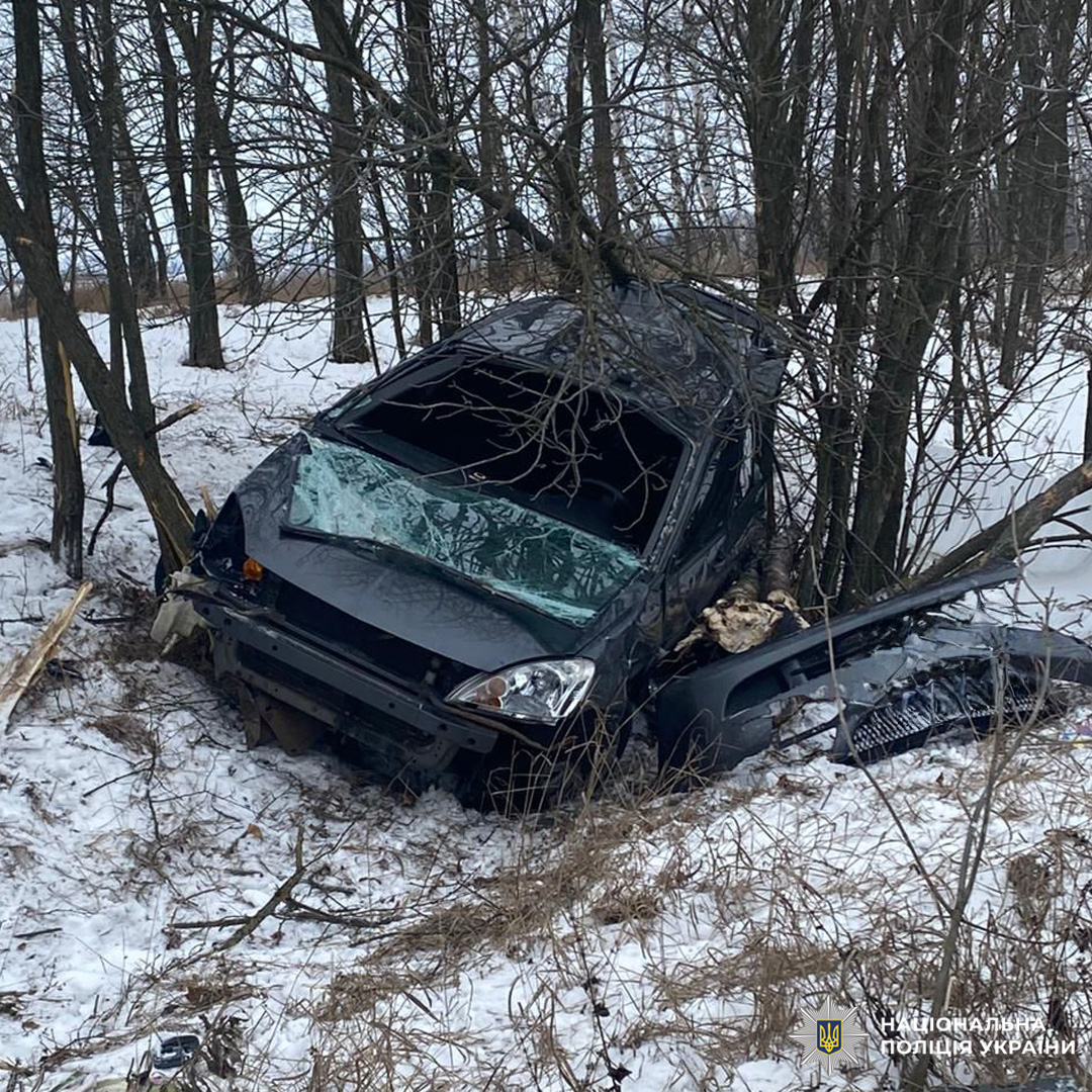 Внаслідок ДТП на Харківщині загинуло немовля та дістали поранення молода жінка і маленька дитина