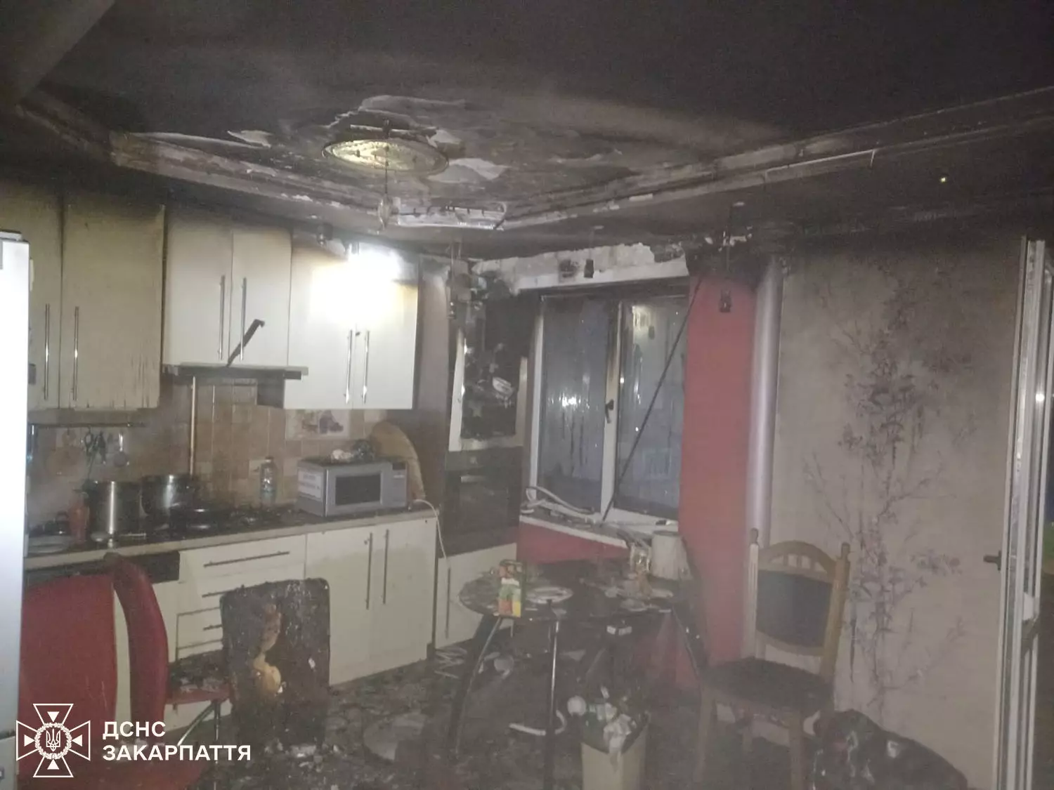 У Мукачеві внаслідок пожежі у квартирі на вулиці Росвигівській загинула людина, - ДСНС. ФОТО