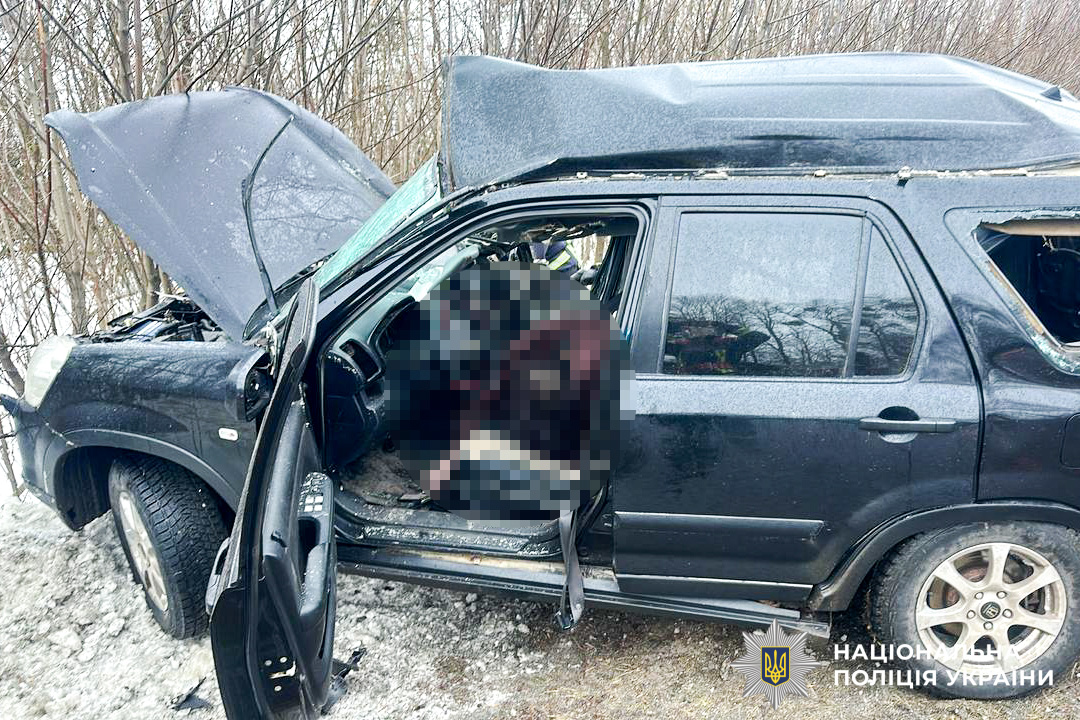 На Рівненщині внаслідок зіткнення вантажівки та кросовера загинув чоловік та постраждала жінка. ФОТО