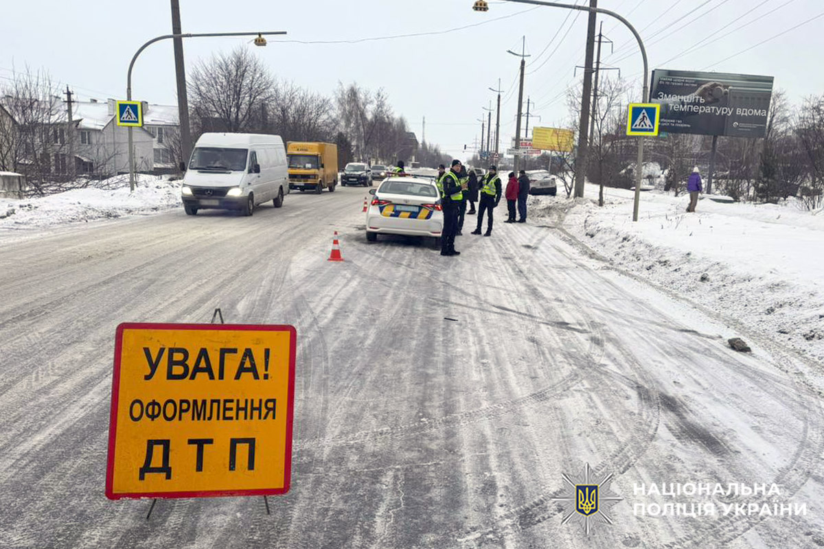 У Хмельницькому поліцейські затримали водія автомобіля, який на переході збив літню жінку