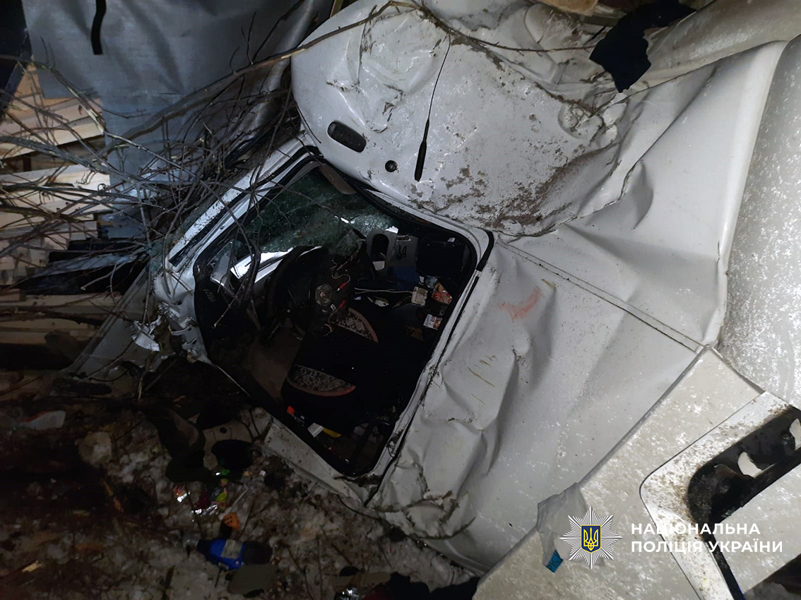 На Чернігівщині вантажівка на чималій швидкості влетіла у перешкоду - водій у ДТП не вижив