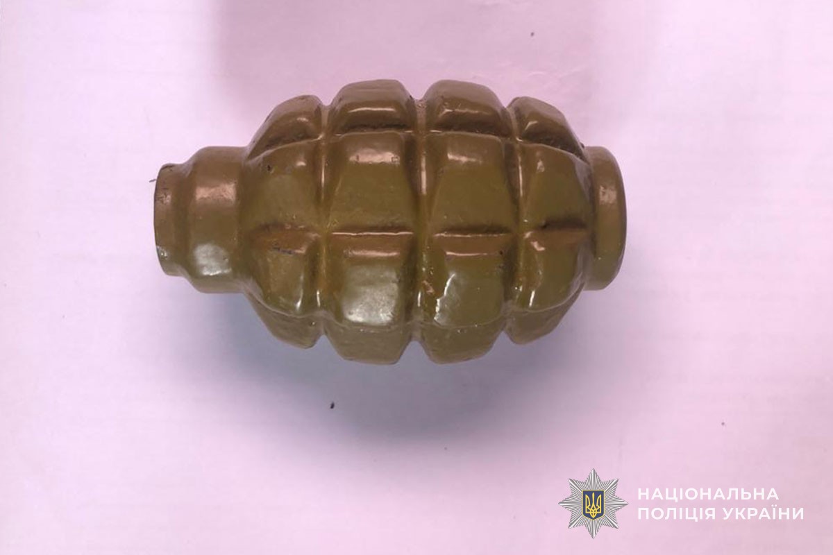 На Тернопільщині поліцейські виявили та вилучили у чоловіка кілька бойових гранат