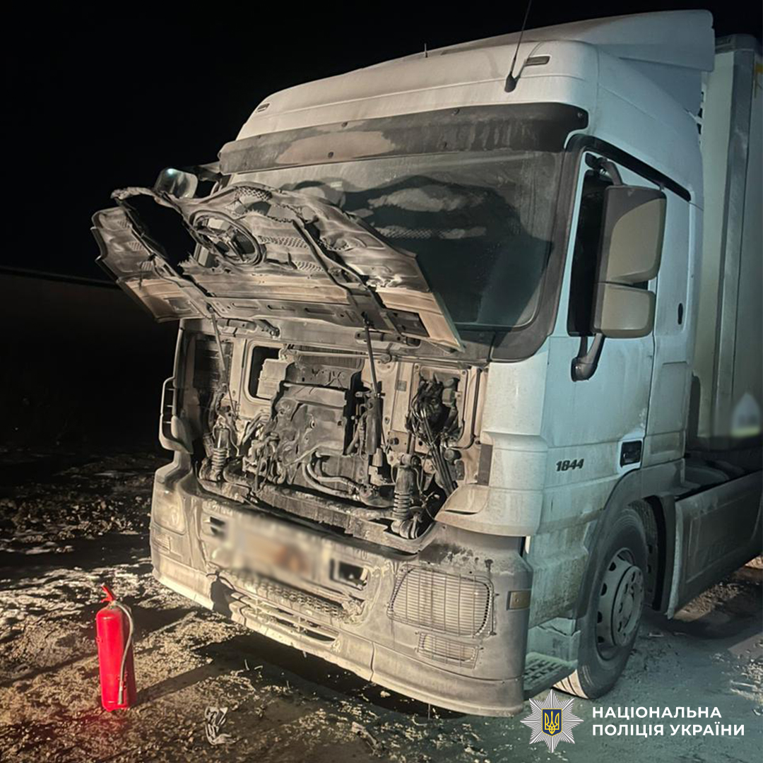 У Чернівцях поліцейські затримали двох підлітків за підозрою у підпалі вантажівки