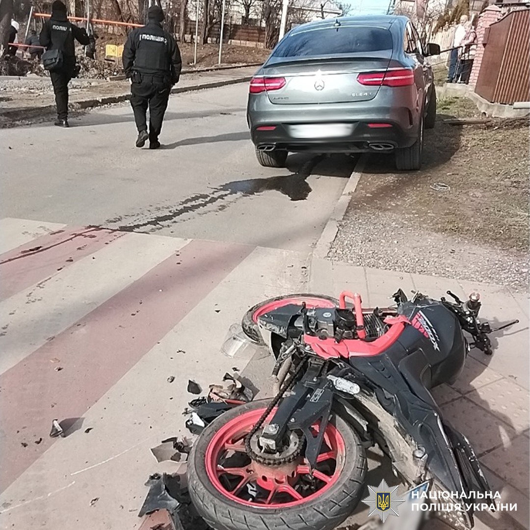 Обставини двох ДТП, в яких постраждали люди, встановлює поліція Буковини