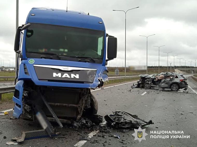 На Житомирщині внаслідок зіткнення вантажівки та легковика постаждав водій останнього. ФОТО