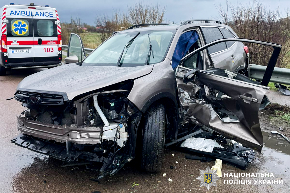 На Рівненщині кросовер врізався у відбійник, водій помер фактично на руках у медиків. ФОТО