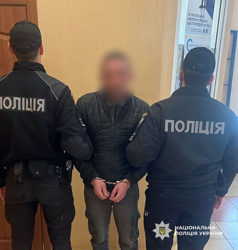 В Одесі поліцейські затримали чоловіка, який кілька разів вдарив знайомого ножем у живіт