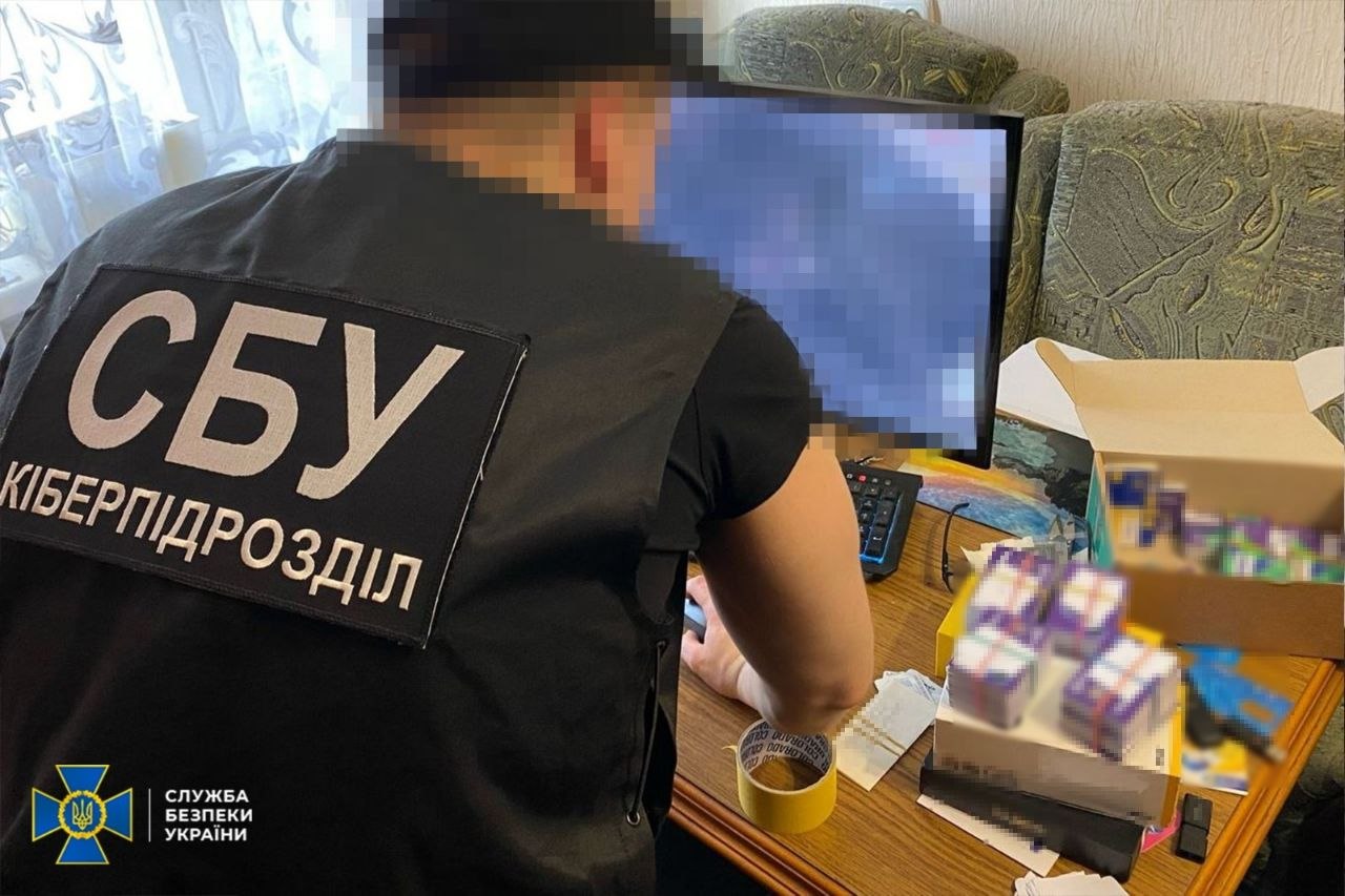 СБУ та Нацполіція ліквідували ботоферму на понад 20 тис. акаунтів, яка поширювала фейки про Україну