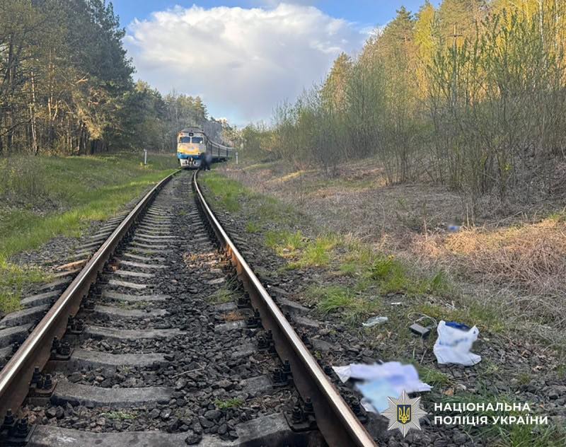 На Житомирщині дизельний потяг зачепив дівчину, яка йшла вздовж залізничної колії, - поліція