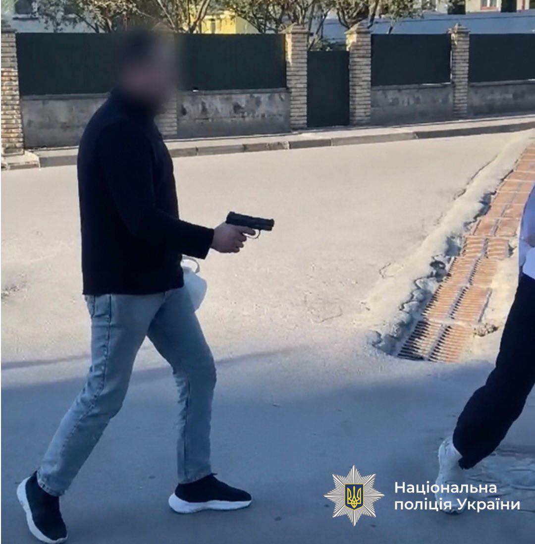 У Тернополі поліцейські знайшли чоловіка, який погрожував пістолетом перехожому