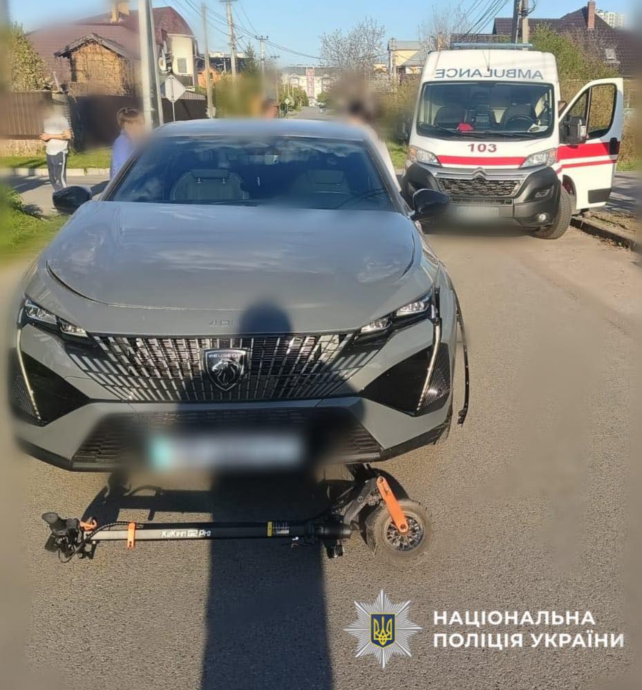У Гатному, що під Києвом, автомобіль на перехресті збив двох маленьких дітей на електросамокаті