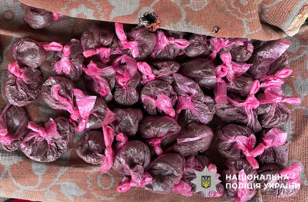 На Буковині поліцейські викрили 45-річного чоловіка у збуті наркотиків у великих розмірах