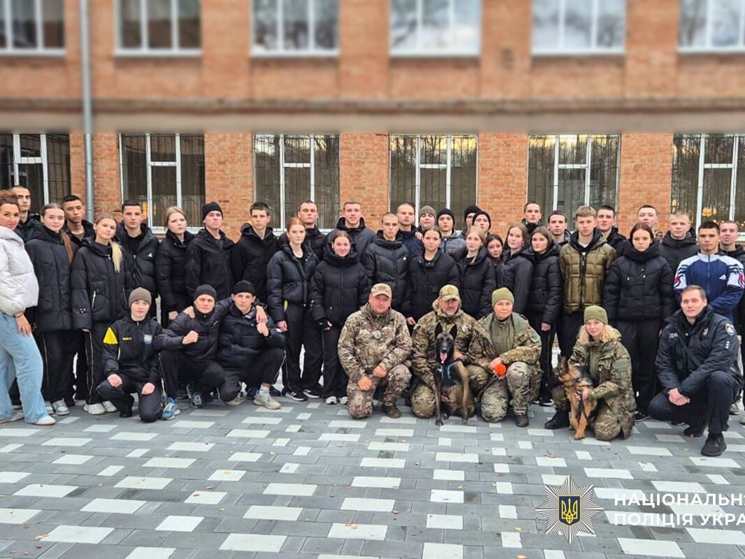 Робота кінологів, криміналістична валіза та розкриття злочинів: поліція Полтавщини провела профорієнтаційну зустріч для ліцеїстів