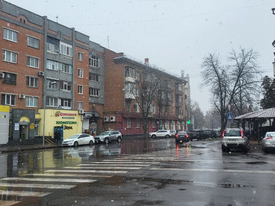 “Маємо 11 комбінованих дорожніх машин і 13 тракторів”: полтавські комунальники розповіли, як розчищатимуть громаду в зимовий період