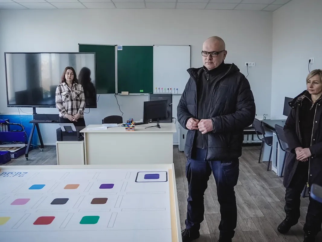 Оновлені укриття, STEM-лабораторії та сучасні харчоблоки: Євген Кончаковський перевірив заклади освіти Зіньківської громади