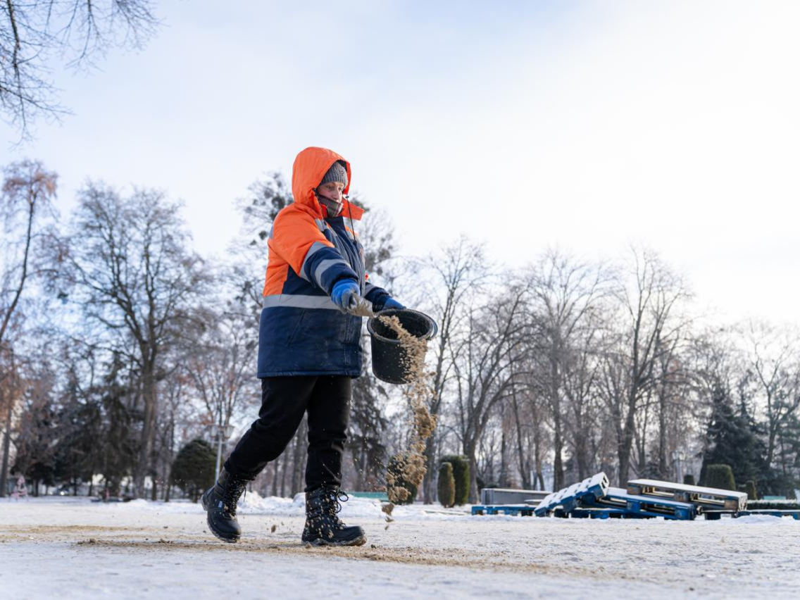 У Полтавській громаді 347 працівників комунальних служб залучені до ліквідації ожеледиці