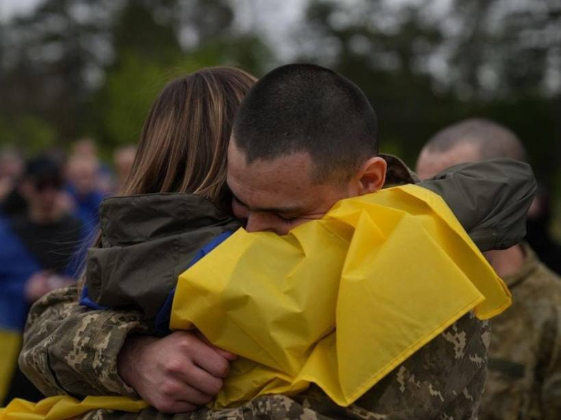 Новий обмін полоненими: 175 військових і семеро цивільних повернулися додому напередодні Великодня