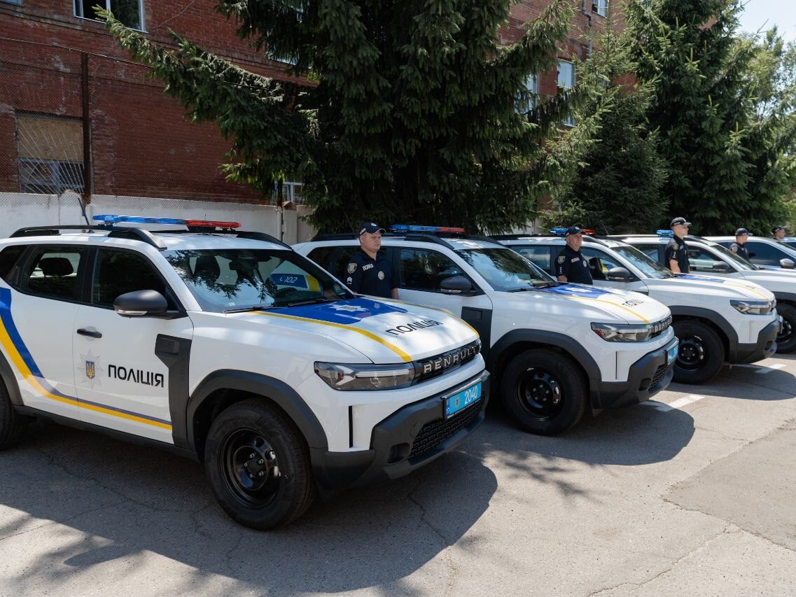 З нагоди Дня Нацполіції правоохоронцям Полтавщини вручили відзнаки та передали 30 службових авто