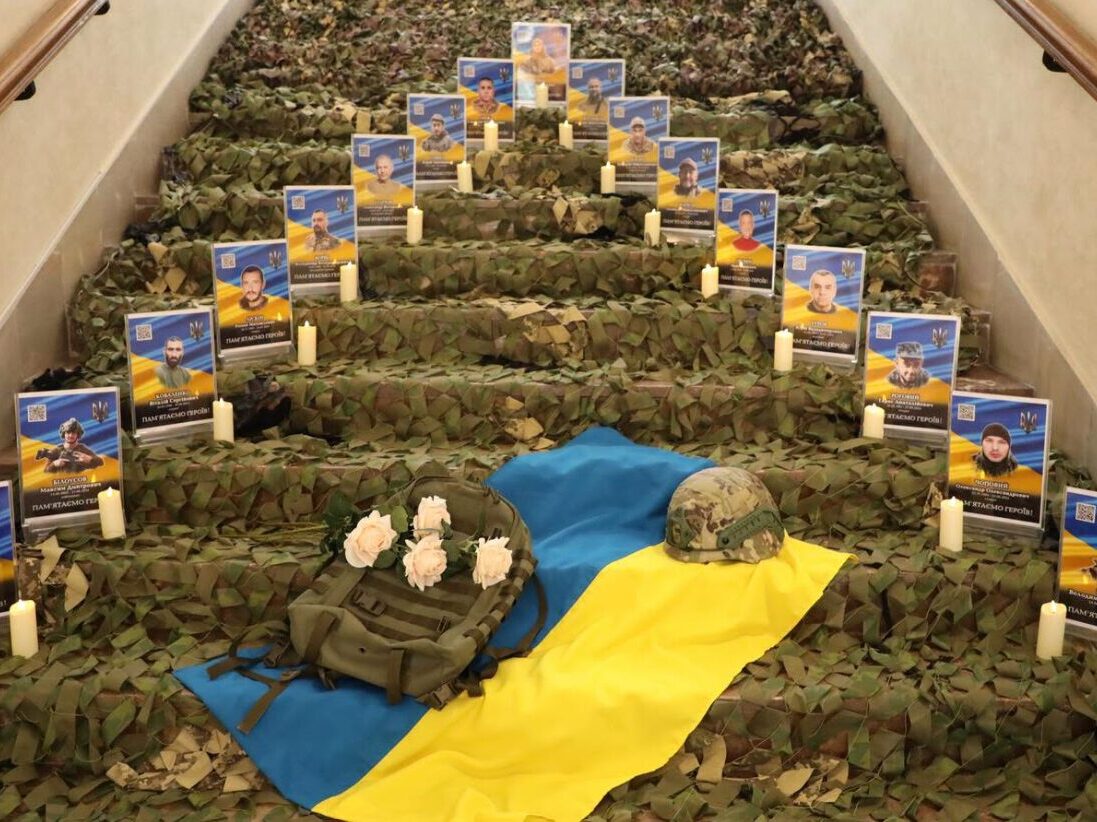 У Кременчуці рідним 17 полеглих воїнів вручили посмертні відзнаки «Захисник України – Герой Кременчука»