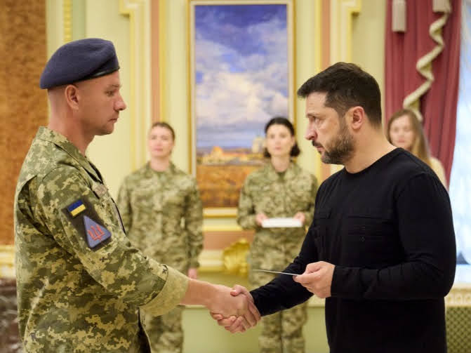 Глава держави вручив 25 сертифікатів на квартири Героям України та рідним загиблих захисників
