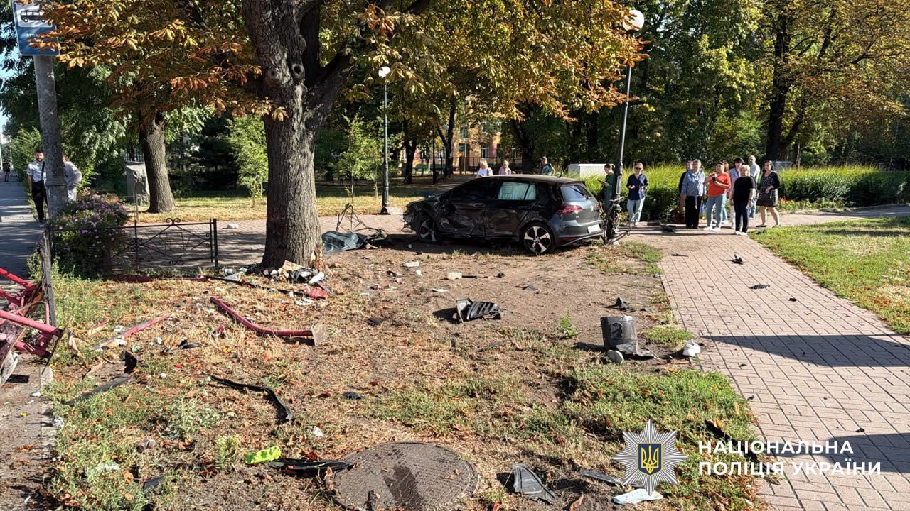 ДТП у Києві: автомобіль влетів у зупинку з людьми, є загиблі та поранені
