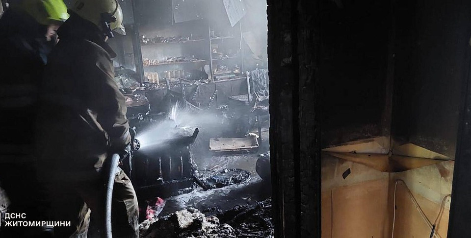 На Житомирщині через необережність під час паління вщент згоріла квартира