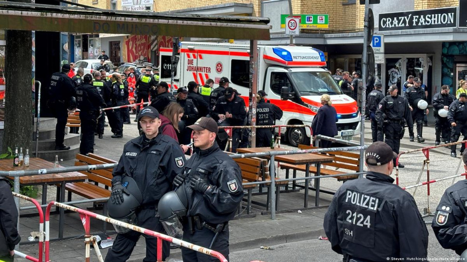 У Гамбурзі перед футбольним матчем поліції довелося стріляти, щоб затримати чоловіка з молотком