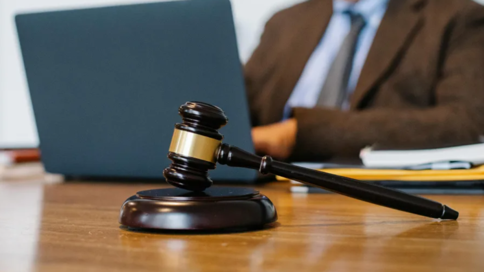 У Британії юриста позбавили ліцензії за онлайн-засвідчення документів без оригіналів