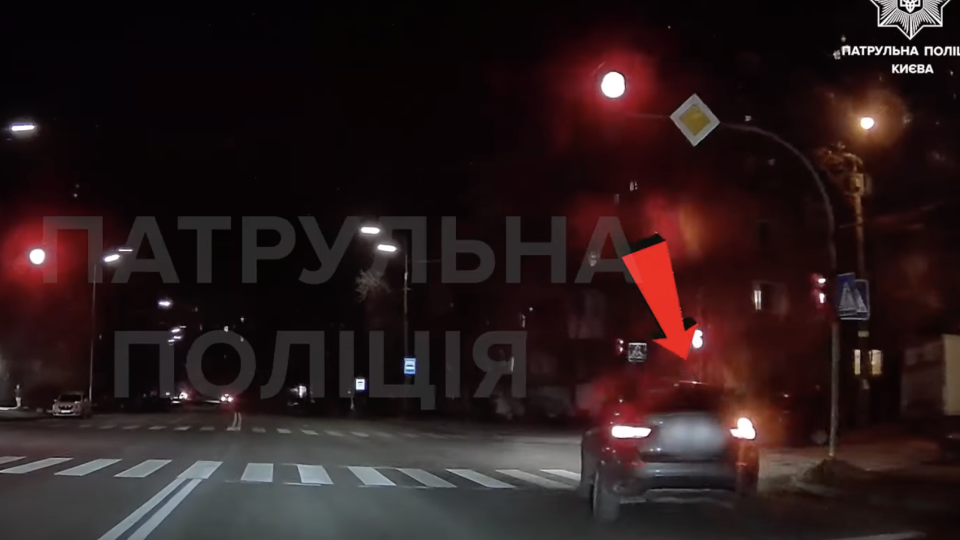 У Києві водій на BMW проігнорував сигнал світлофору і попався патрульним: відео