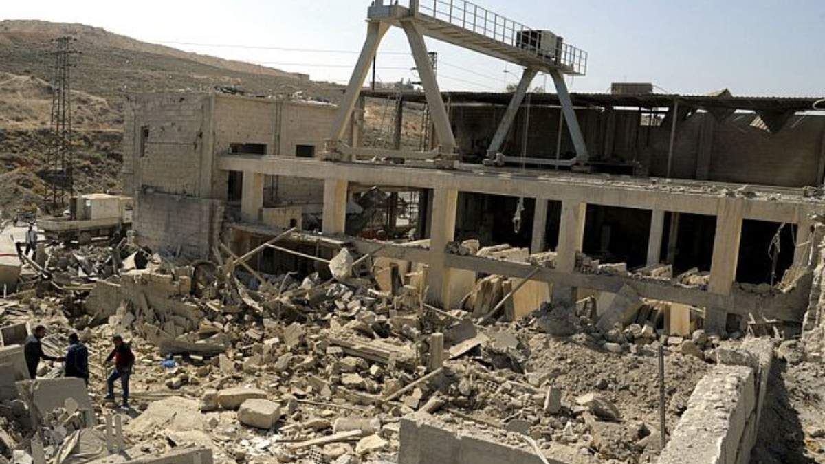 Ударит ли иран по израилю. Сирийский аэропорт. Иранский завод разбомбили.