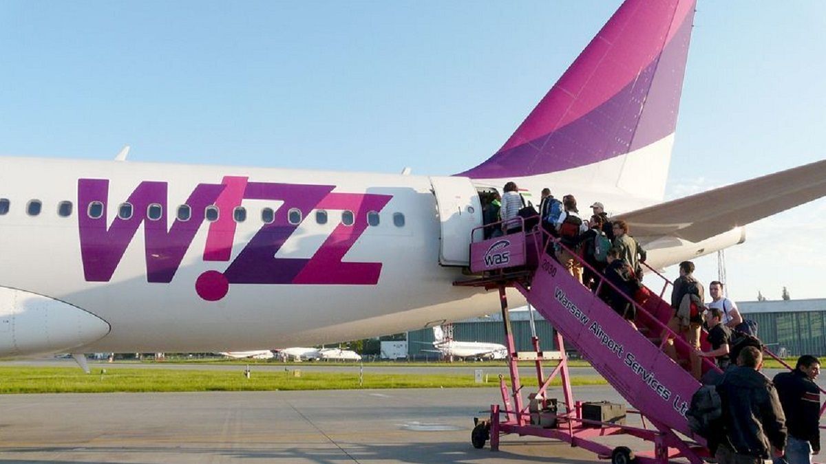 W iz. Международный лоукостер «Wizz Air». Международный аэропорт Венгрия и самолёт Wizz Air. Wizz Air салон самолета. Wizz Air Malta салон.